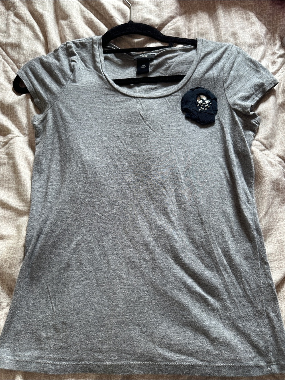 Women's Gray Short-Sleeve Scoop Neck Top with Floral Accent
